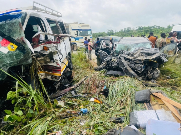 Three men died and 20 others were injured after a violent crash near Konongo-Odumase on the Accra-Kumasi highway.