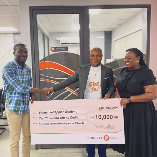 Fidelity Bank has rewarded Emmanuel Appiah Boateng with GH¢10,000 after he returned GH¢4,000 found at an ATM in an act of honesty.