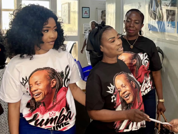 Odo Broni has marked Daddy Lumba’s birthday by paying medical bills and supporting mothers and cancer patients at Korle Bu.